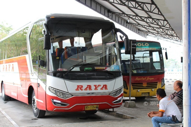 Seorang sopir menunggu para penumpang di Terminal Induk Giri Adipura, Wonogiri, Senin (12/6/2017). (Ahmad Wakid/JIBI/Solopos)