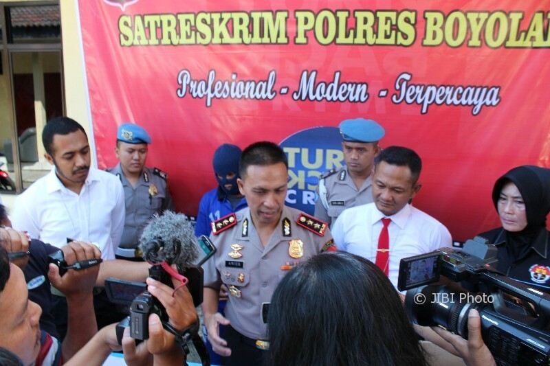 Kapolres Boyolali AKBP Aries Andhi (tengah) memberikan keterangan kepada wartawan mengenai kasus penipuan emas di mapolres setempat, Senin (12/6/2017). (Akhmad Ludiyanto/JIBI/Solopos)