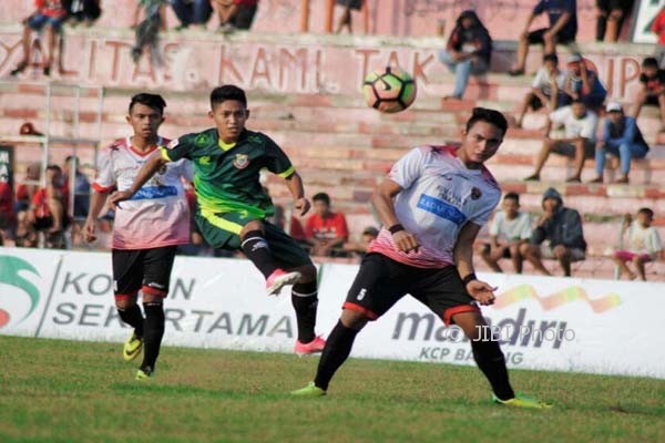 Ilustrasi uji coba Persibat vs Persinga