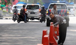 Ilustrasi polisi mengatur pembatas jalan. (Desi Suryanto/JIBI/Harian Jogja)
