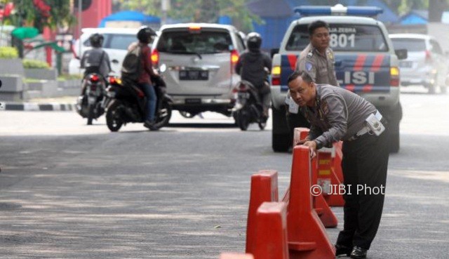Ilustrasi polisi mengatur pembatas jalan. (Desi Suryanto/JIBI/Harian Jogja)