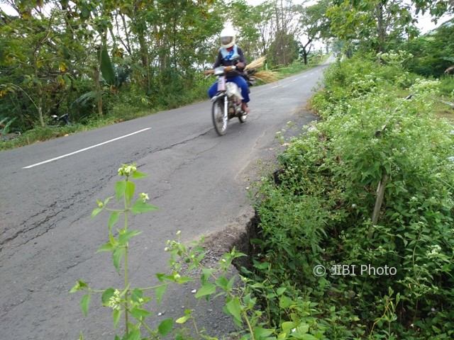 Pengendara melintas di jalan Ngadirojo-Baturetno, Wonogiri, tepatnya di dekat lokasi jalan ambles di Dusun Beji, Kedungombo, Baturetno, Rabu (14/6/2017). (Rudi Hartono/JIBI/Solopos)