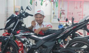 Mekanik AHASS sedang memperbaiki motor Honda Sonic (astra-honda)