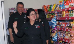 Menteri Kesehatan Nila F. Moeloek (tengah) mengamati produk makanan dan minuman saat sidak di rest area jalan tol Batang-Semarang, Kabupaten Batang, Jateng, Minggu (18/6/2017). (JIBI/Solopos/Antara/Harviyan Perdana Putra) Sedikitnya 26 rest area disediakan Pemprov Jateng bersama PT Pertamina Marketing Operation Region (MOR) IV di sepanjang jalur mudik di provinsi ini. Itu belum termasuk area peristirahatan permanen di jalur jalan tol, seperti yang terdapat di jalan tol Batang-Semarang, Kabupaten Batang, Jawa Tengah. Rest area itu, Minggu (18/6/2017), didatangi Menteri Kesehatan Nila F. Moeloek yang melakukan inspeksi mendadak (sida) produk makanan dan minuman yang dijual di kedainya. Inspeksi tersebut dilakukan untuk meminimalisasi beredarnya makanan dan minuman kedaluwarsa dan yang beralkohol di kalangan pemudik yang melintasi tol fungsional tersebut. (JIBI/Solopos/Antara/Harviyan Perdana Putra)