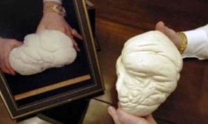 Mutiara seberat 6, kg yang dijuluki Pearl of Lao Tzu ini merupakan mutiara terbesar yang pernah ditemukan. (Scrollsall.org)