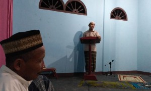 Penceramah tak terlihat kakinya saat isi kultum (Facebook)
