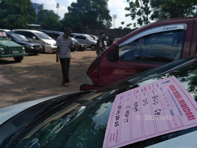 Pengunjung melihat-lihat mobil bekas (mobkas) yang dijual di Bursa Mobil Bekas Sriwedari, Stadion Sriwedari, Solo, Minggu (18/6/2017). (Danur Lambang Pristiandaru/JIBI/Solopos)