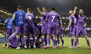 Real Madrid merayakan gol. (JIBI/Reuters / Carl Recine)