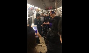 Terjebak di kereta, wisudawan ini akhirnya lakukan proses wisuda di gerbong kereta. (Istimewa/Facebook)