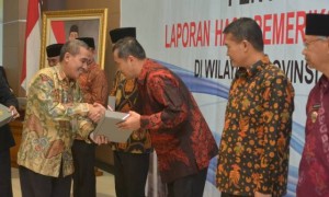 Bupati Wonogiri, Joko Sutopo (tiga dari kanan), menerima LHP BPK dengan opini wajar tanpa pengecualian (WTP) di Kantor BPK Perwakilan Jateng di Semarang, Rabu (7/6/2017). (Istimewa)