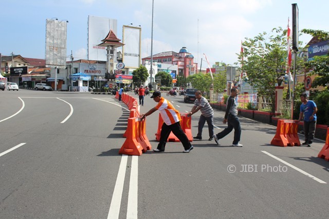 Petugas Dishub Boyolali memasang water barrier di jalan raya Boyolali-Semarang kawasan Pasar Kota Boyolali, Jumat (16/6/2017). (Akhmad Ludiyanto/JIBI/Solopos)