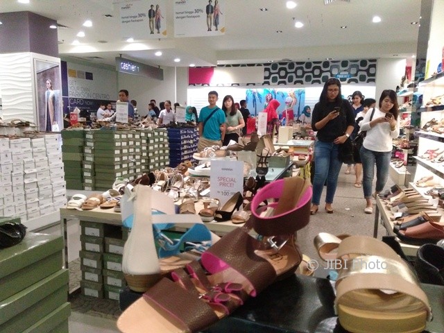 Pengunjung memilih pakaian/sepatu di lantai I Centro Department Store Sopar Mall, Sabtu (17/6/2017) malam. (Asiska Riviyastuti/JIBI/Solopos)
