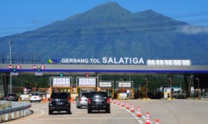 Sejumlah mobil mengantre di gerbang jalan tol Salatiga, Tingkir, Kota Salatiga Jateng, Minggu (18/6/2017). (JIBI/Solopos/Antara/Aloysius Jarot Nugroho)