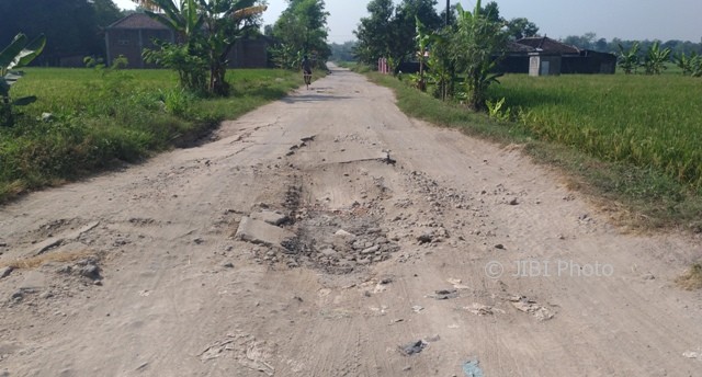 Pengguna jalan melintas di Jl. Sidokerto, Plupuh, Sragen, yang rusak parah, Senin (12/6/2017) pagi. (Kurniawan/JIBI/Solopos)