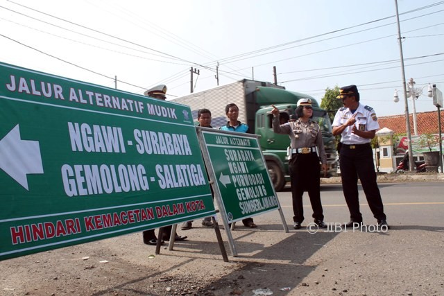 Kasi Teknologi dan Prasarana Jalan Dishub Sragen Pursis Yuliono (kiri) berdiskusi dengan Kasatlantas Polres Sragen AKP Dwi Erna Rustanti saat pemasangan RPPJ di simpang tiga Pungkruk, Sidoharjo, Sragen, Sabtu (17/6/2017). (Tri Rahayu/JIBI/Solopos)