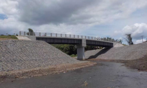 Jembatan di bagian selatan jalan lingkar penghubung Sumbawa Besar dan Tano. Pemerintah Jepang melaksanakan proyek pembangunan 22 jembatan senilai Rp 285 miliar dan selesai Januari 2017. (Istimewa/Embassy of Japan)
