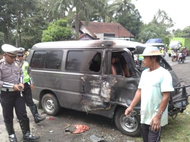 Minibus terbakar setelah bertabrakan dengan sepeda motor di pertigaan tompak, Desa Tanduk, Kecamatan Ampel, Boyolali, Selasa (13/6/2017), sekitar pukul 10.30 WIB. (Akhmad Ludiyanto/JIBI/Solopos)