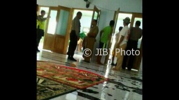 ledakan kebumen Foto sebuah masjid yang terdampak ledakan di Desa Gemekseti, Kecamatan Kebumen, Kebumen, Jateng, Senin (19/6/2017) siang. (Facebook.com-Safaat Pabrani)