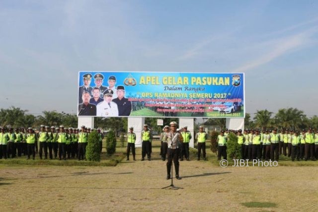 Sebanyak 488 personel gabungan mengikuti Apel Gelar Pasukan Operasi Ramadniya Semeru 2017 di Alun-alun Kabupaten Mejayan, Senin (19/6/2017). (Istimewa/Polres Madiun)