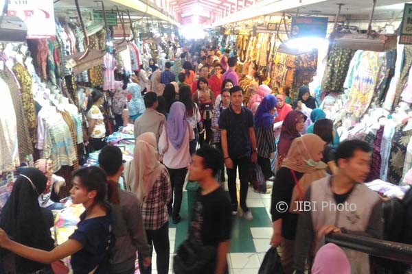 Pengunjung mulai memadati Pasar Beringharjo Barat, Sabtu (17/6/2017). (Bernadheta Dian Saraswati/JIBI/Harian Jogja)