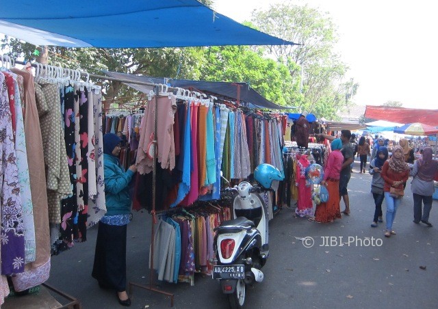 Warga berkunjung ke Pasar Sabtu Karanganyar, Sabtu (17/6/2017). (Ponco Suseno/JIBI/Solopos)