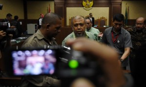Terdakwa kasus dugaan suap judicial review di Mahkamah Konstitusi Patrialis Akbar (tengah) meninggalkan ruangan seusai mengikuti sidang perdana dengan agenda pembacaan dakwaan di Pengadilan Tipikor, Jakarta, Selasa (13/6/2017). (JIBI/Solopos/Antara/Akbar Nugroho Gumay)