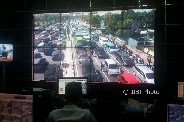 Seorang petugas ATCS Dishub DIY memantau kemacetan di Simpang Tiga Prambanan, Sleman melalui CCTV di Ruang ATCS Dishub DIY, Rabu (28/6/2017). (Sunartono/JIBI/Harian Jogja)