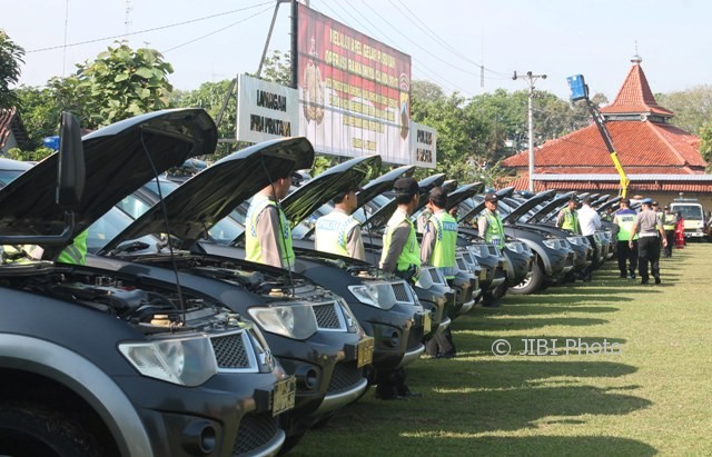 Puluhan mobil operasional Mitsubishi Strada milik polsek-polsek di wilayah hukum Polres Sragen diparkir berjajar dengan kondisi mesin terbuka saat pemeriksaan armada pengamanan mudik dan balik Lebaran 2017 di Lapangan Tangsi Mapolres Sragen, Senin (19/6/2017). (Tri Rahayu/JIBI/Solopos)