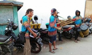 Pengamen yang berbekal sejumlah alat musik perkusi beraksi di kawasan Pasar Gang Baru, Kranggan, Semarang Tengah, Kota Semarang, Jateng. (Facebook.com-?Thomas Tedy Tan)