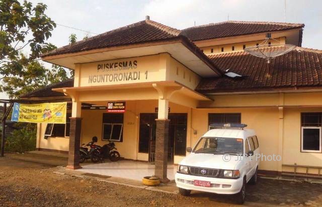 Ambulans disiagakan di depan Puskesmas Nguntoronadi 1 Wonogiri, belum lama ini. (Istimewa)