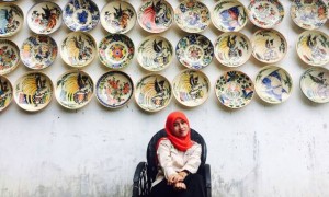 Pengunjung berswafoto di Rumah Keramik Hias, Wonogiri, beberapa waktu yang lalu. (Istimewa/Ulul Mar'atus Sholihah)