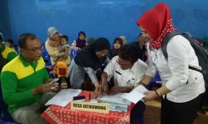 Wanita lanjut usia (lansia) membubuhkan cap jempol setelah menerima santunan Rp300.000 dari Pemkab Karanganyar pada Rabu (14/6/2017). (Istimewa/Dokumentasi Kepala Dinas Sosial)