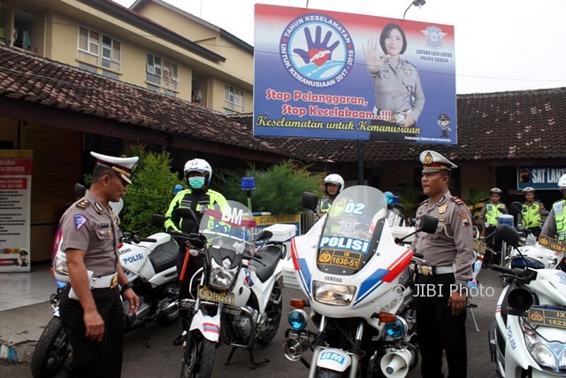 Kasi Amdal Subdit Kamsel Ditlantas Polda Jateng, Kompol I Wayan Tudy S. (kiri), mengecek kelengkapan kendaraan operasional roda dua di halaman Kantor Satlantas Polres Sragen, Selasa (13/6/2017). (Tri Rahayu/JIBI/Solopos)