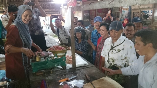 Bupati Karanganyar, Juliyatmono (dua dari kanan) dan sejumlah anggota Komisi B DPRD Jateng, menanyai salah seorang pedagang daging saat mengadakan inspeksi mendadak (sidak) ke Pasar Malangjiwan, Colomadu, Karanganyar, Kamis (15/6/2017). (Iskandar/JIBI/Solopos)