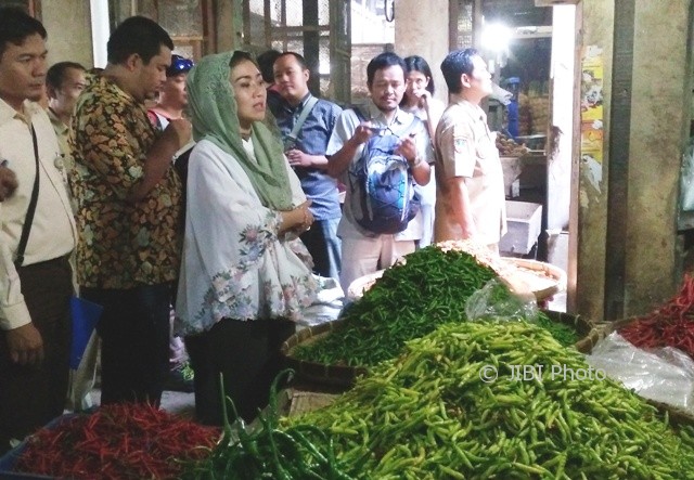 staf menteri perdagangan Staf Khusus menteri Perdagangan Bidang Hubungan Antarlembaga dan Peningkatan Sarana Perdagangan, Eva Yuliana memantau harga di Pasar Legi Solo, Senin (19/6/2017). (Asiska Riviyastuti/JIBI/Solopos)
