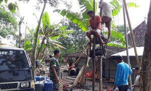 Pemasangan instalasi air di Dukuh Ngadisari RT 002/RW 002, Desa Ngreco, Kecamatan Weru, Kabupaten Sukoharjo, Kamis (8/6/2017). (Istimewa)