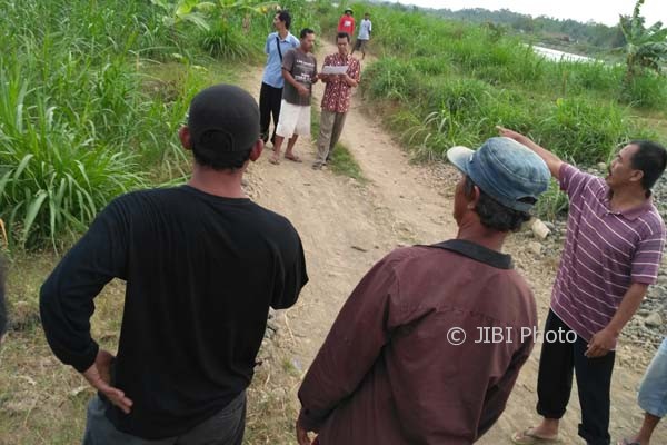 Sarijo (kanan) dan beberapa warga Dusun Talkondo memprotes keras rencana pemasangan tanda batas di lokasi penambangan tepi Sungai Progo, Selasa (13/6/2017). (Arief Junianto/JIBI/Harian Jogja)