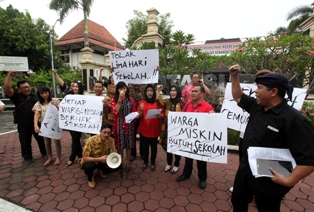 Anggota FPDI DPRD Kota Solo berunjuk rasa menolak kebijakan lima hari sekolah, di depan Kantor DPRD Kota Solo, Selasa (13/6/2017). (M. Ferri Setiawan/JIBI/Solopos)