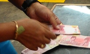 Uang THR dihitung untuk dibagikan menjelang hari raya. (JIBI/Solopos/Antara/Yusuf Nugroho)