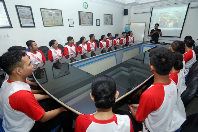 Pemimpin Redaksi Harian Umum Solopos, Suwarmin memberikan penjelasan kepada finalis Putra Putri Solo (PPS) 2017 saat berkunjung ke Griya Solopos, Senin (31/7/2017). (Nicolous Irawan/JIBI/Solopos)