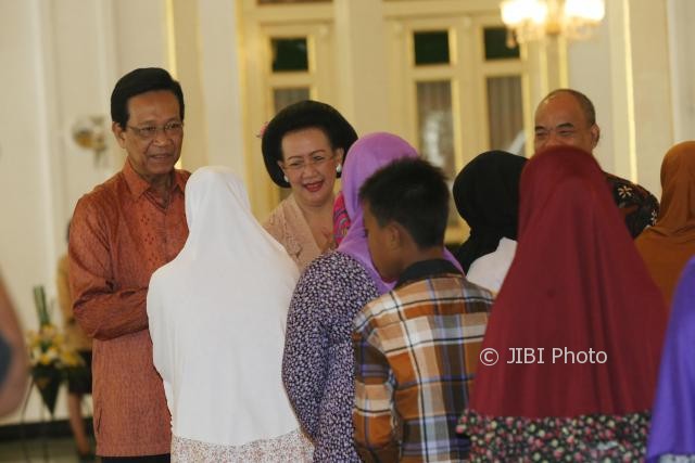 Gubernur DI. Yogyakarta, Sri Sultan Hamengku Buwono X yang didampingi sang istri, GKR Hemas serta Wakil Gubernur DI. Yogyakarta, Paku Alam X dan istri, GKBRAy Adipati Paku Alam X menerima ucapan selamat Idul Fitri dan permohonan maaf dari masyarakat Jogja dan para pegawai di lingkungan Pemerintah Provinsi DI. Yogykarta pada acara Syawalan di Pendopo Kepatihan, Senin (3/7). (Gigih M. Hanafi/JIBI/Harian Jogja)