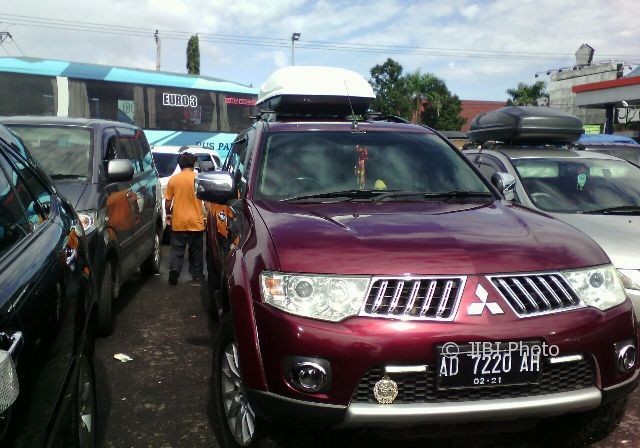 Mobil Mitsubishi Pajero Sport warna merah milik istri PB XIII yang dicuri di Kompleks Keraton Solo, Senin (3/7/2017) dini hari. (Istimewa)