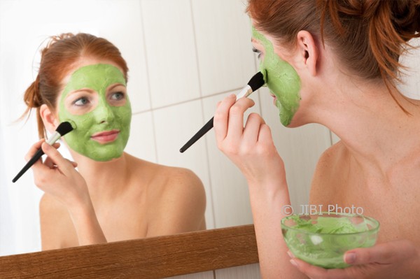 15masker sheknows com Foto ilustrasi: Anda bisa membuat sendiri masker wajah dari bahan rumahan. (sheknows.com)