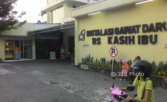 Suasana halaman RS Kasih Ibu di mana Ibunda Presiden Jokowi, Sudjiatmi Notomiharjo, dirawat, Senin (17/7/2017) sore. (Irawan Sapto Adhi/JIBI/Solopos)