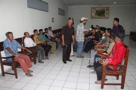 Puluhan warga sekitar WKO Sragen mendatangi Gedung DPRD Sragen, Senin (17/7) pagi. (Kurniawan/JIBI/Solopos)