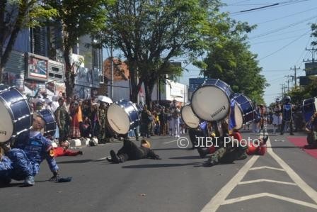 Anggota marching band Gita Dirgantara beratraksi di kirab budaya HUT ke-71 Sukoharjo, Senin (17/7/2017). (Bony Eko Wicaksono/JIBI/Solopos)