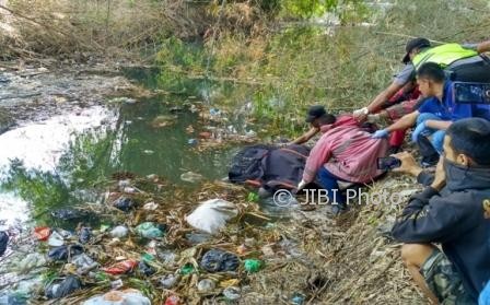 Warga dibantu tim SAR dan kepolisian mengevakuasi jasad Mukiyem, 87, warga Dukuh Gentungan, Desa Candirejo, Kecamatan Ngawen, yang ditemukan mengambang di sungai desa, Senin (17/7/2017). (Taufiq Sidik Prakoso/JIBI/Solopos)