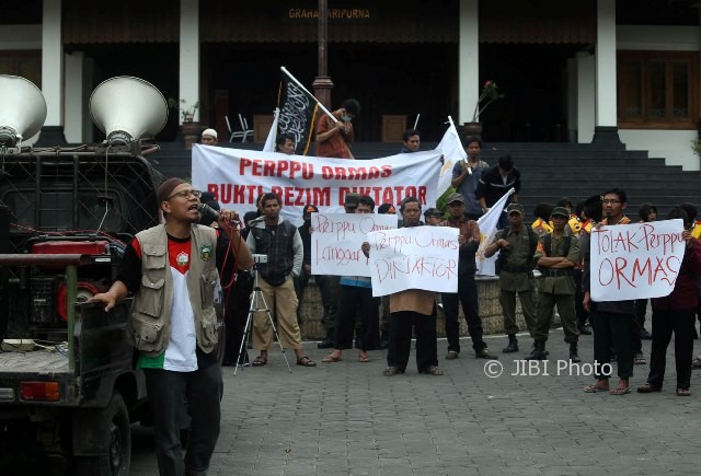 Massa dari berbagai ormas Islam berunjuk rasa di halaman Gedung DPRD Solo, Senin (17/7/2017). (Nicolous Irawan/JIBI/Solopos)