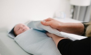 Foto ilustrasi: Membedong bayi memiliki banyak manfaat. (techcrunchy.com)
