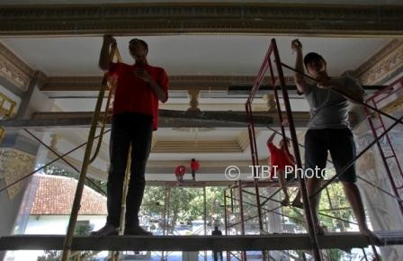Pekerja menyelesaikan ornamen di bagian kanopi Museum Keris, Solo, Rabu (26/7/2017). (M. Ferri Setiawan/JIBI/Solopos)